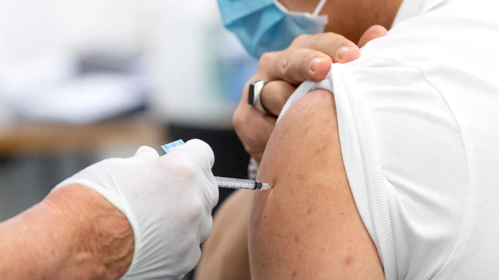 Tiotusentals OS-arbetare kommer att få vaccin mot covid-19. Arkivbild.