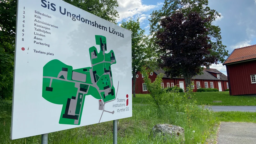 SiS Ungdomshem Lövsta hade 32 platser när det slog igen för gott 2019. Men chansen att öppna det igen för att täcka det växande behovet av slutenvårdsplatser för ungdomar försvann när hela fastigheten om 50 hektar och ett 20-tal byggnader såldes i början av året.