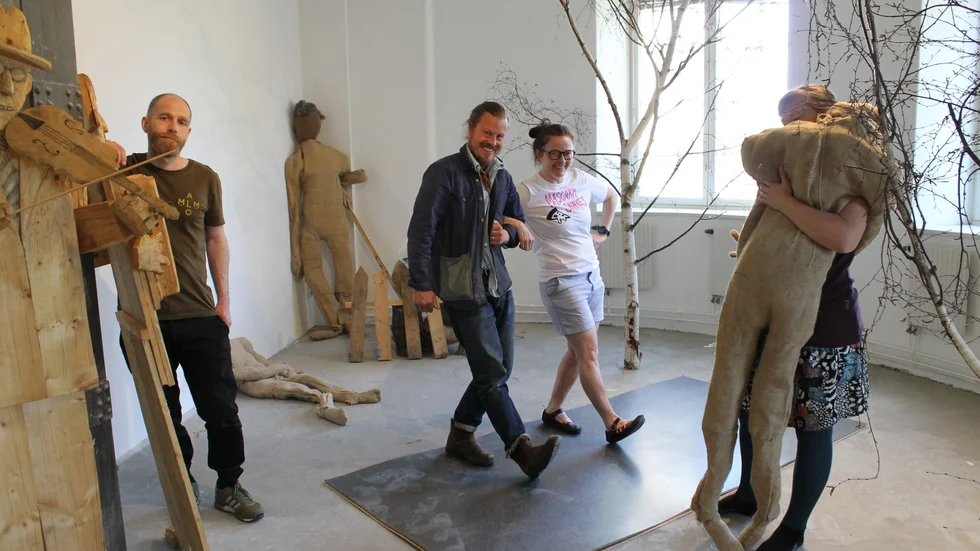 Konstnärerna Mattias Hofvendahl, Rasmus Sköld, Aldís Ellertsdóttír Hoff och Jennifer Spångerud på dekadansbanan som de byggt upp i utställningen "Ursprung:Öna" i Verkstad konsthall.