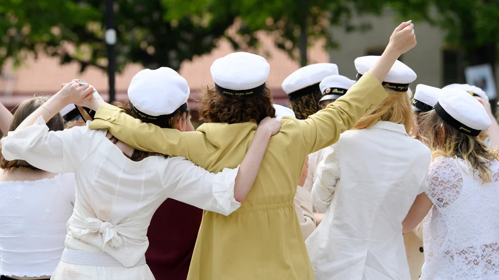 Man lanserade devisen “alla kan” och menade att det var en rättighet för eleverna att få godkänt i ämnena/kurserna. Följden har blivit att lärarna har blivit elevernas betjänter som ska tillfredsställa alla deras önskemål, eller anpassningar som det numera heter, menar insändarskribenten.