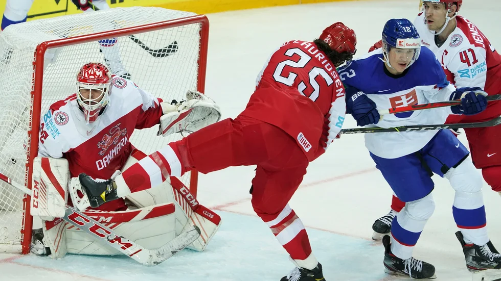 Oliver Lauridsen i Danmark och Slovakiens Milos Kelemen i kamp om pucken framför det danska målet.