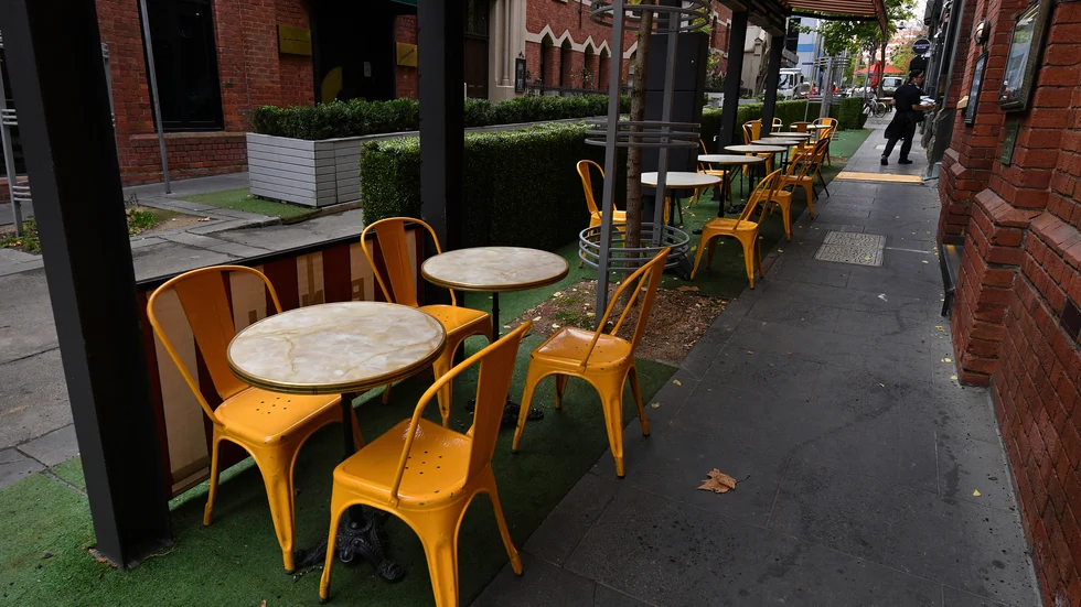 Kaféerna gapar tomma i Australiens andra största stad Melbourne till följd av ett virusutbrott som lett till nya restriktioner.