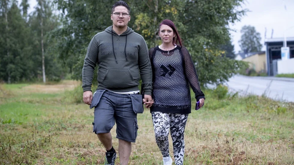 Kalle Wallin och Maria Jakobsson försöker att gå vidare i livet efter branden i deras villa i Brattsbacka i Nordmaling.