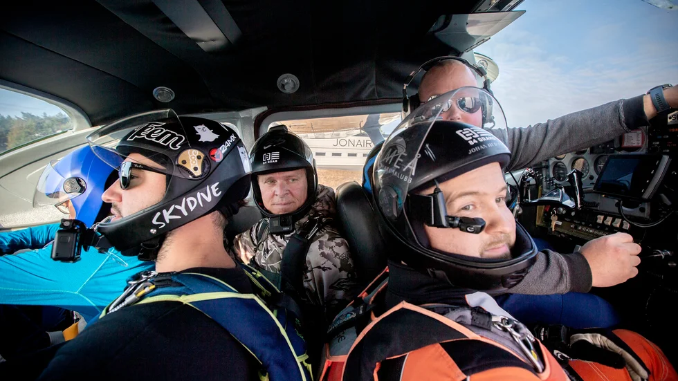Jan Holmner, Johan Hedman, Navid Haghjo och Johan Hellström hoppade första rundan, senare tillsammans med Johnny Brännström som också hoppade med Carl Edlings fallskärm. Här med piloten Mattias Nordin.