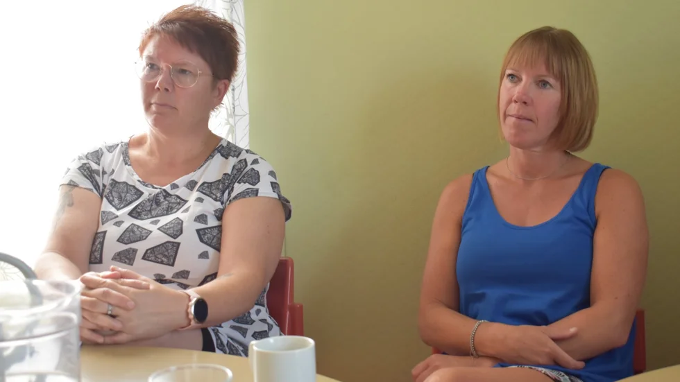 Carina Svedberg, Östanbäck, och Boel Lundholm, Drängsmark, är kritiska till den nya turlistan för deras byar. 