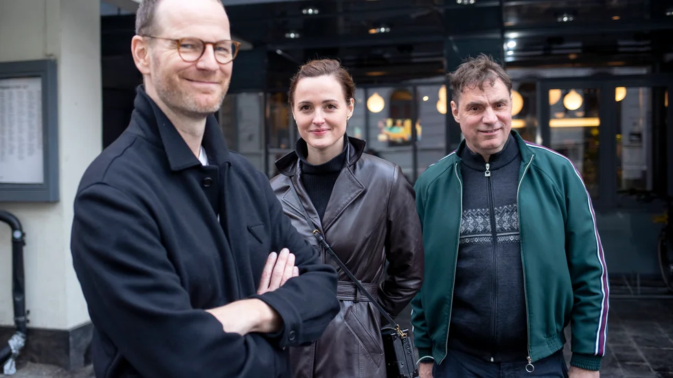Joachim Trier tillsammans med skådespelarna Renate Reinsve och Thomas Robsahm när det blev klart att "Världens värsta människa" utsetts till Norges Oscarsbidrag.