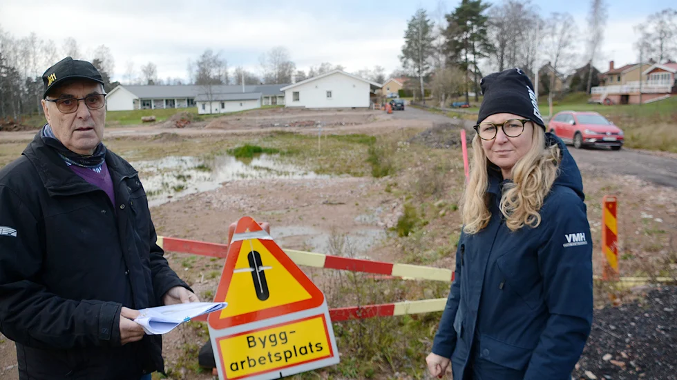Här ska det byggas 20 lägenheter av radhusmodell. "Ett lite annorlunda koncept med uteplatser som innebär att varje hyresgäst får sin egen lilla täppa", säger Håkan Carlsson. T.h Cecilia Bergman Gustafsson, båda Vimmerby Mässhallar.