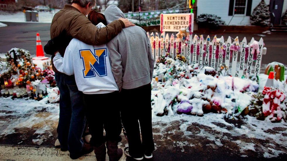 Anhöriga till barn som dödades i Sandy Hook-massakern i Newtown 2012 vinner ett förtalsmål. Arkivbild.