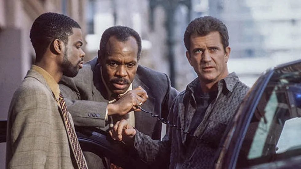 Danny Glover och Mel Gibson som poliserna Murtaugh och Riggs. Pressbild.