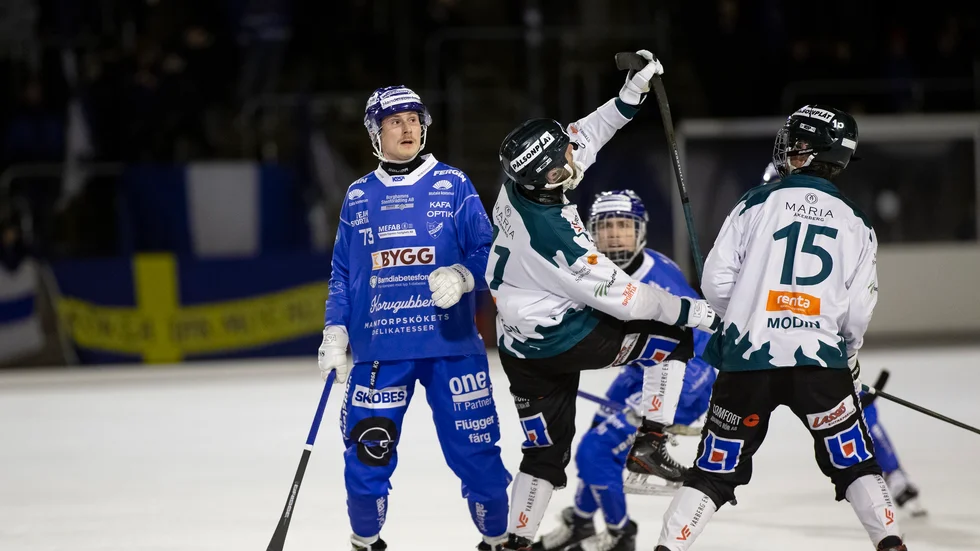 Aleksi Seppänen i IFK Motala har koll på boll och motståndare i hemmamatchen mot Frillesås. IFK har inlett med sex raka segrar och toppar fortsatt elitserien. 6-2 blev det, betongsäkert mot hallänningarna.