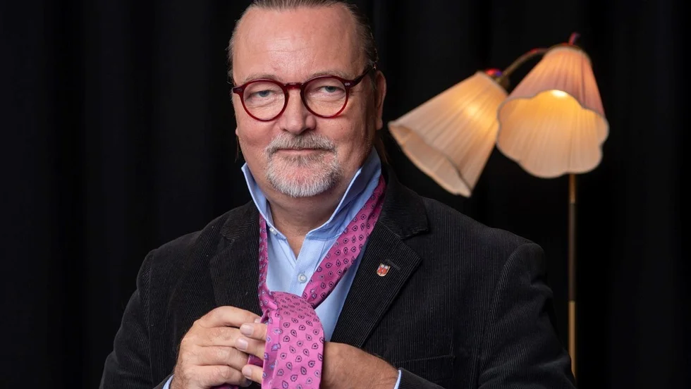 Kontorschefen som språkmaterialist. I sin nya bok ”Kontorschefen och cellisten” antar Christer Hermanssons torra chefssatir mörkare toner än i tidigare böcker.