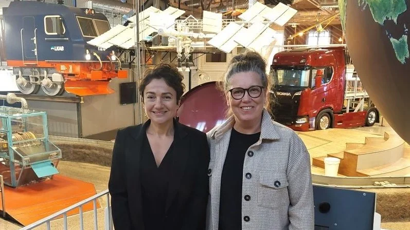 Astronauten Jessica Meir är i Luleå för att få sin hedersdoktortitel vid LTU och passade på att besöka Teknikens hus och dess planetarium. Till höger Kristina Jonsson, Teknikens hus verksamhetschef.