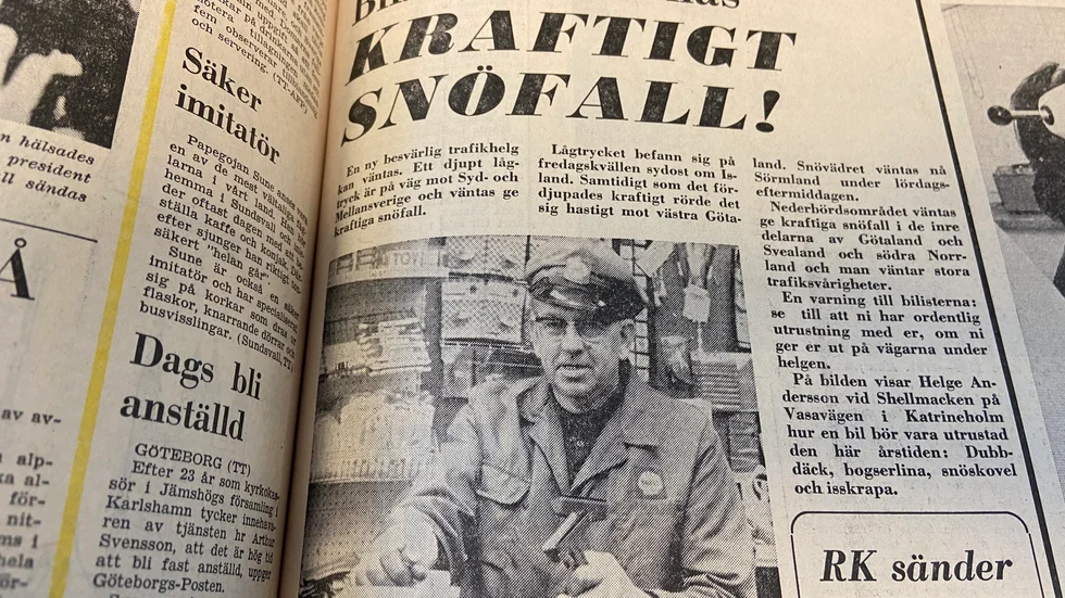 Helge Andersson på Shellmacken i Katrineholm visar hur en bil bör vara utrustad den här årstiden inför en besvärlig och snöig trafikhelg.