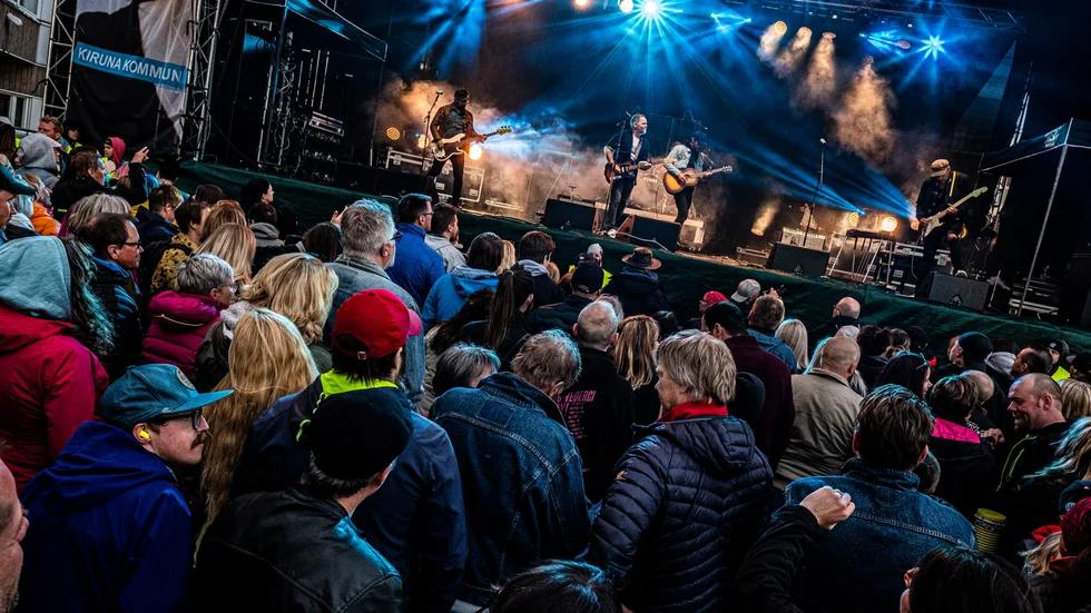 Willy Clay Band uppträder på smygöppningen av kulturhuset i Kiruna.