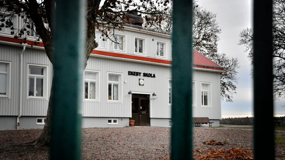 Barnen som går på Olandsskolan i Alunda men på fritids i Ekeby kommer att få fortsätta göra det. Politikerna river upp tjänstemännens beslut.