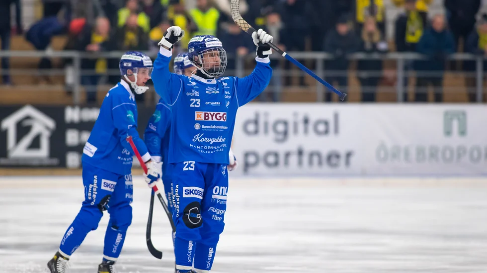 Philip Florén jublar efter att ha gett IFK Motala ledningen med 2-1 i den första halvleken. En halvlek där IFK inte fick det att stämma. Efter paus blev det betydligt bättre och IFK kunde vända och ta sin femte raka seger.