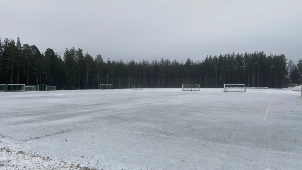Det är på denna yta BAIK vill kunna använda som tillfällig camping när långväga besökare deltar i evenemang på Jiabvallen på Bergnäset. 