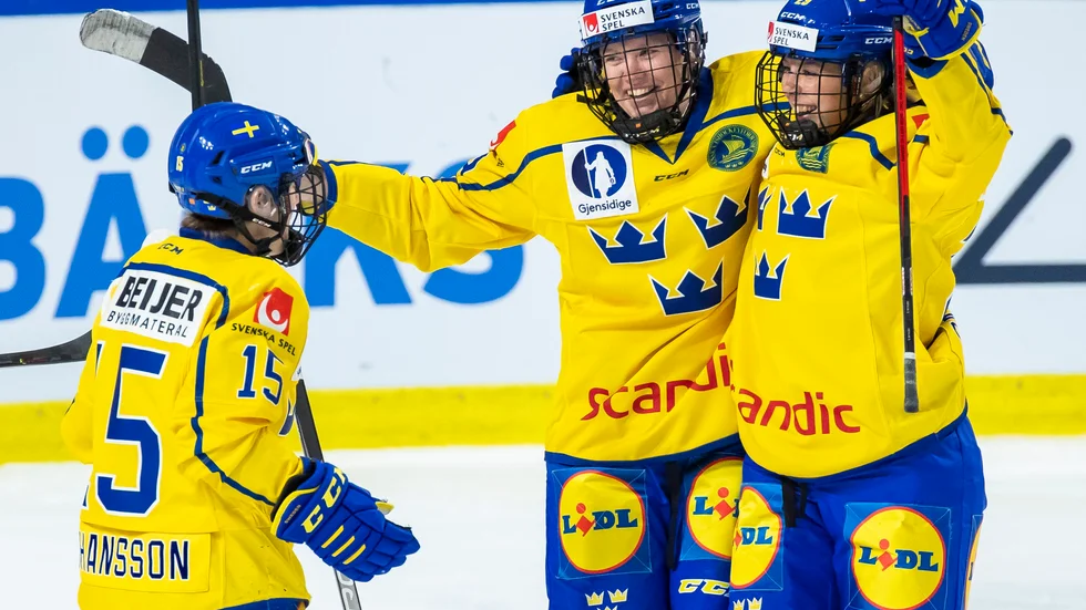 Sara Hjalmarsson jublar med Lisa Johansson och Olivia Carlsson efter under en OS-kvalmach förra året. Arkivbild.