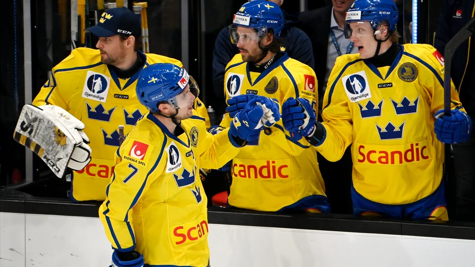 Henrik Tömmernes firar sitt 3–0-mål.