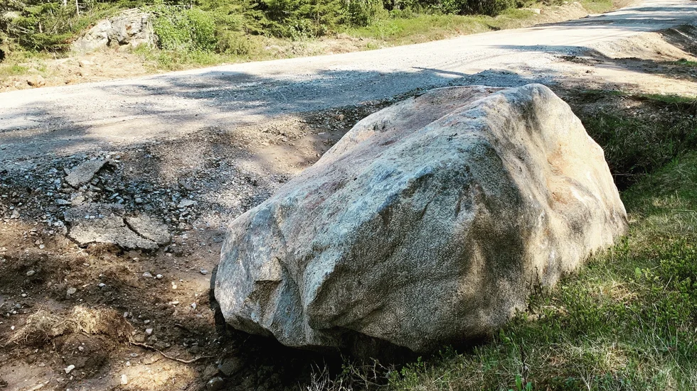 En av de stora stenarna som tidigare har legat under vägen på väg ut till Bjuröklubb.