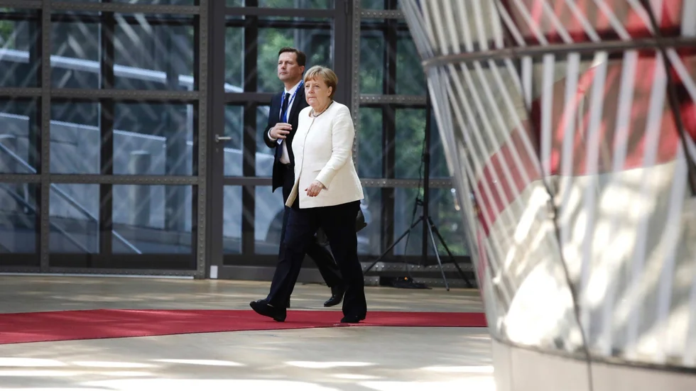 Angela Merkel anländer till EU-toppmötet för att bland annat välja en ny ordförande för EU-kommissionen.