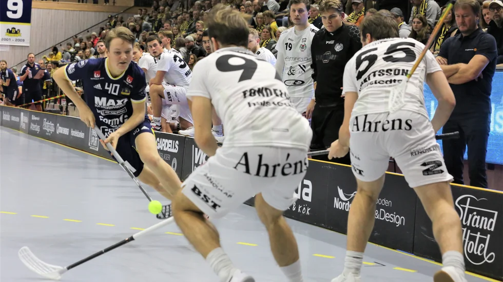 Visby IBK har haft det tufft i höst, men mot seriesuveränen Nykvarn Ungdom blev det en klar seger inför storpublik på lördagskvällen. Här hemmalagets John Pettersson.