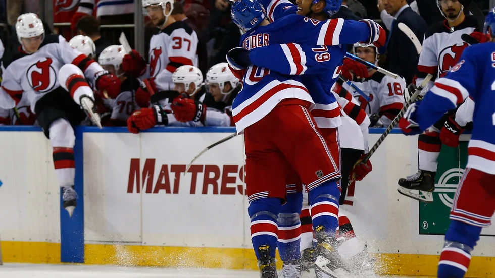 New York Rangers och Chris Kreider firar efter den avgörande straffen.