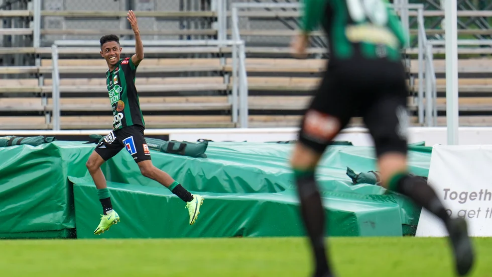 Varbergs Tashreeq Matthews jublar efter att ha gjort 1-1.