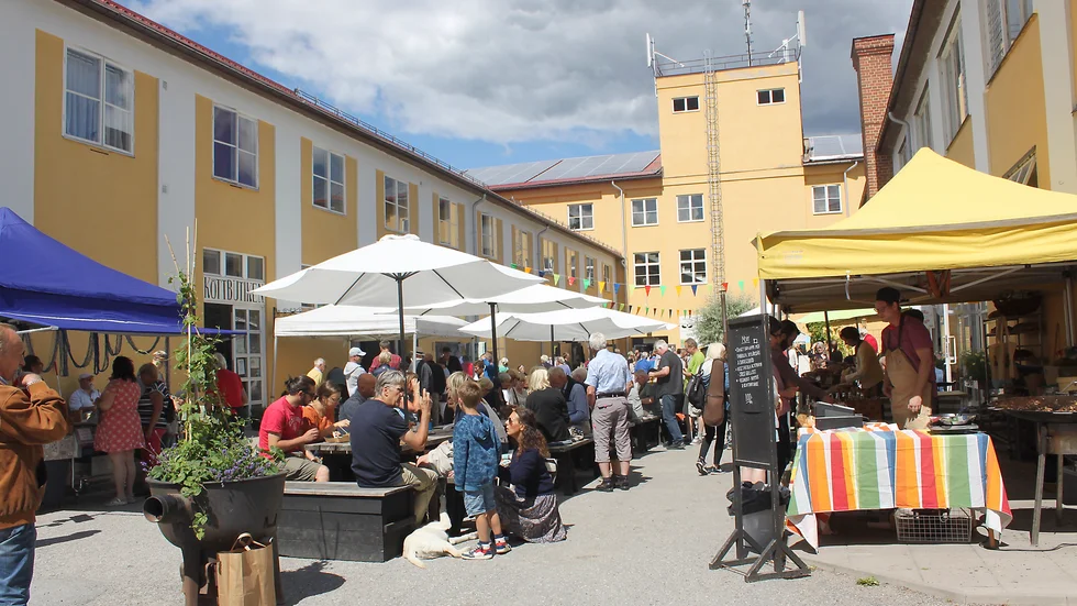 Gula industrihuset i Stallarholmen är en välbekant kuliss för återkommande kultur- och nöjesevenemang. Denna helg arrangeras Vintagefestival med 27 olika säljare, catwalk med 60-talstema och uppträdanden av artister som Maria Llerena. 