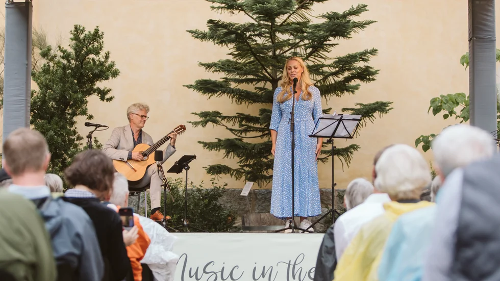 Malena Ernman och Mats Bergström fick regnet att upphöra med sin varma konsert.