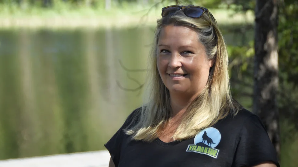 Anna Karlsson påpekar att det endast är till "Julhjälpen" som organisationen tillämpar intyg. "Vi delar ut julklappar till alla barn på våra aktiviteter i november och december". 