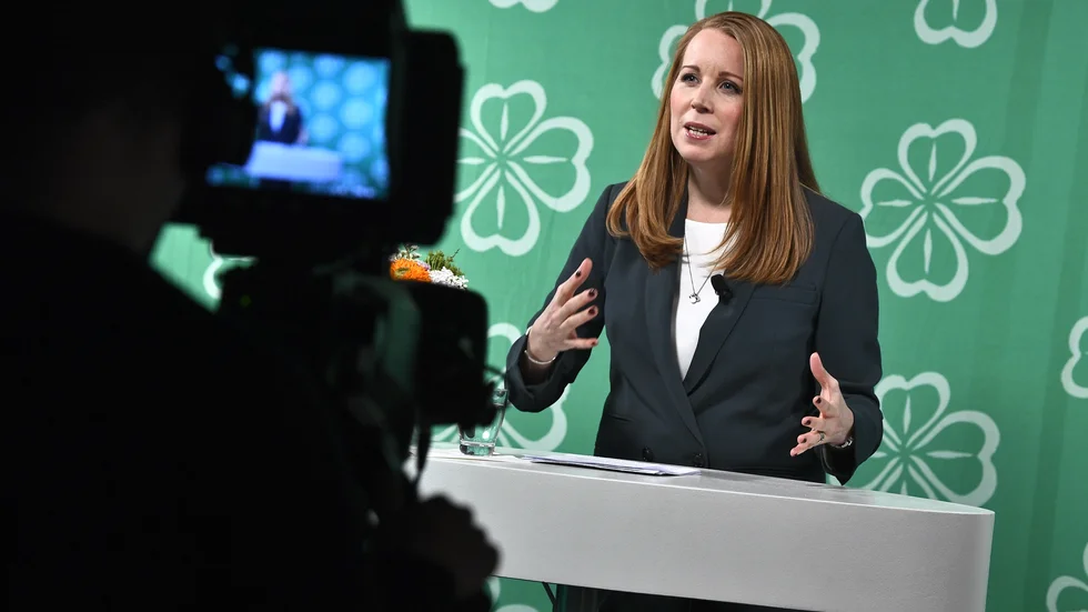 I Centerpartiets Almedalstal valde partiledare Lööf att fokusera på brott och straff, samt hoten mot den liberala demokratin.