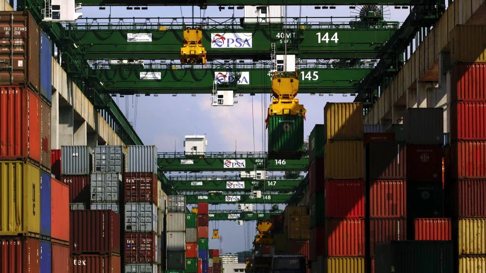 Flaskhalsar i leveranskedjor och containerbrist fortsätter att påverka företagen. Först nästa år kan fraktpriserna vara åter på förpandemiska nivåer, tror bedömare. Arkivbild från Singapore.