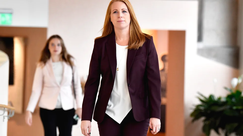 För de flesta är det "nog tydligt att Centerpartiet i själva verket är en del av det rödgröna blocket – om än en obekväm sådan. Problemet stavas i mångt och mycket Annie Lööf, och gruppen närmast henne", menar ledarskribenten.