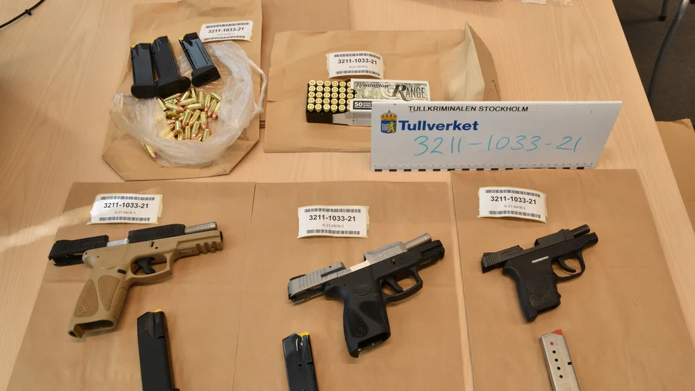 Vapen och ammunition som hittades i den ene pojkens rum.