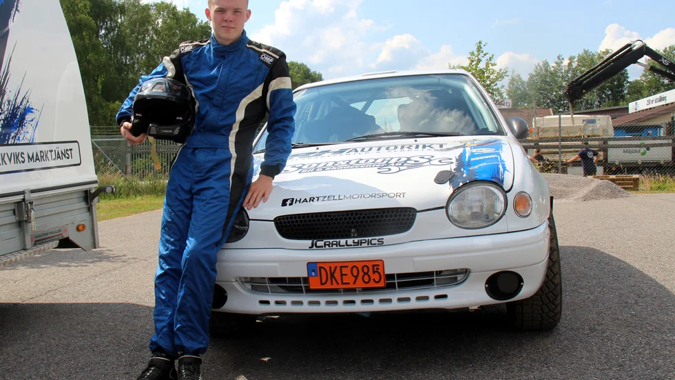 Gustav Hartzell gasar runt i en Toyota den här säsongen.