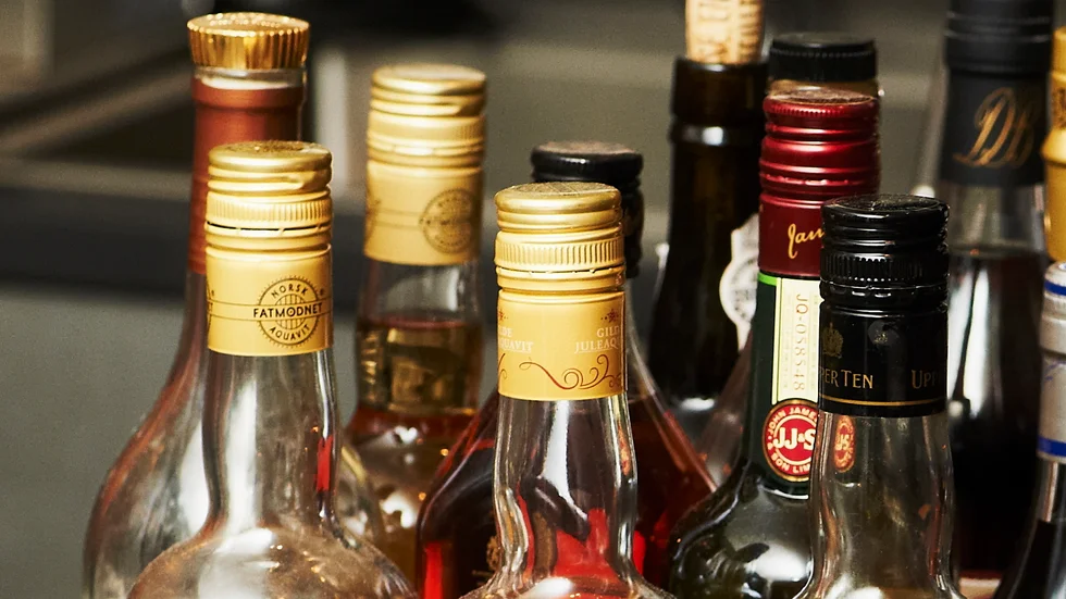 Whiskeyflaskor försvinner. Vinflaskor är spårlöst borta. Flera brukare inom hemtjänsten i Vänersborg har drabbat av spritstölder under de senaste månaderna. Arkivbild.
