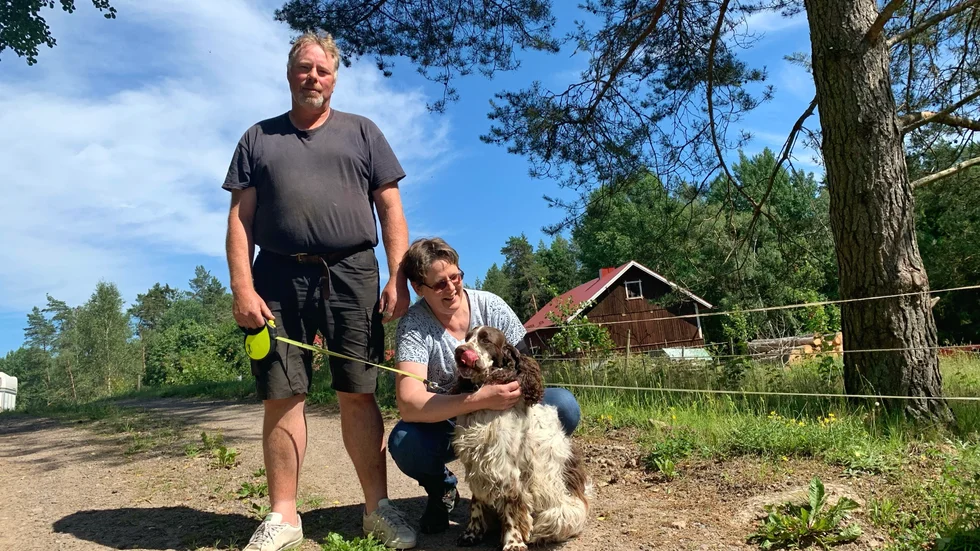 Familjen Larsson har kämpat för tillgång till stabilt internet i flera års tid. De var med och startade den ekonomiska förening som tog upp bygdens intresse av fiberanslutning, men har trots det blivit utan. 