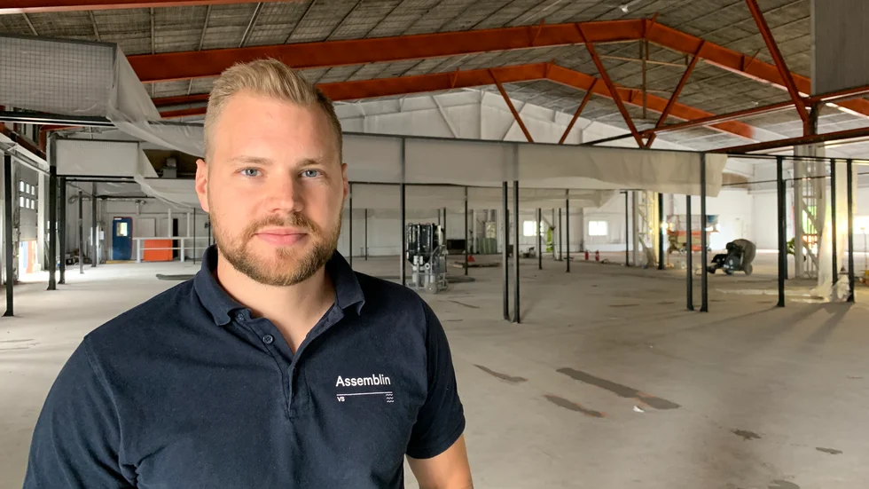 En del av banornas stommar finns redan på plats. "Det kommer att bli glasväggar mellan banorna", säger Olle Fors, vd och en av ägarna till Hjulsbro Padel.