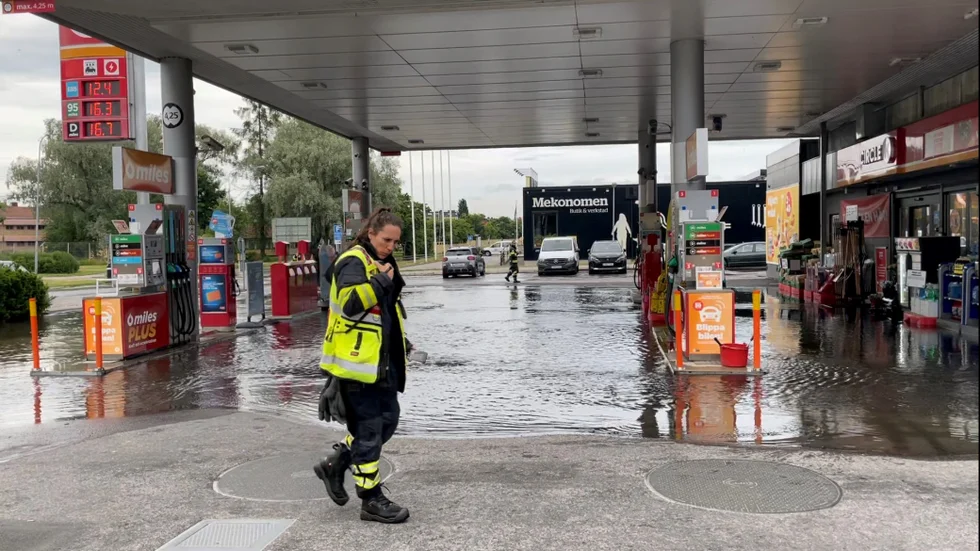 Det stora vattenvulkanen mellan Västerleden och Norrköpingsvägen orsakade översvämning på bland annat Circle K, där också en drivmedelscistern tagit in vatten.