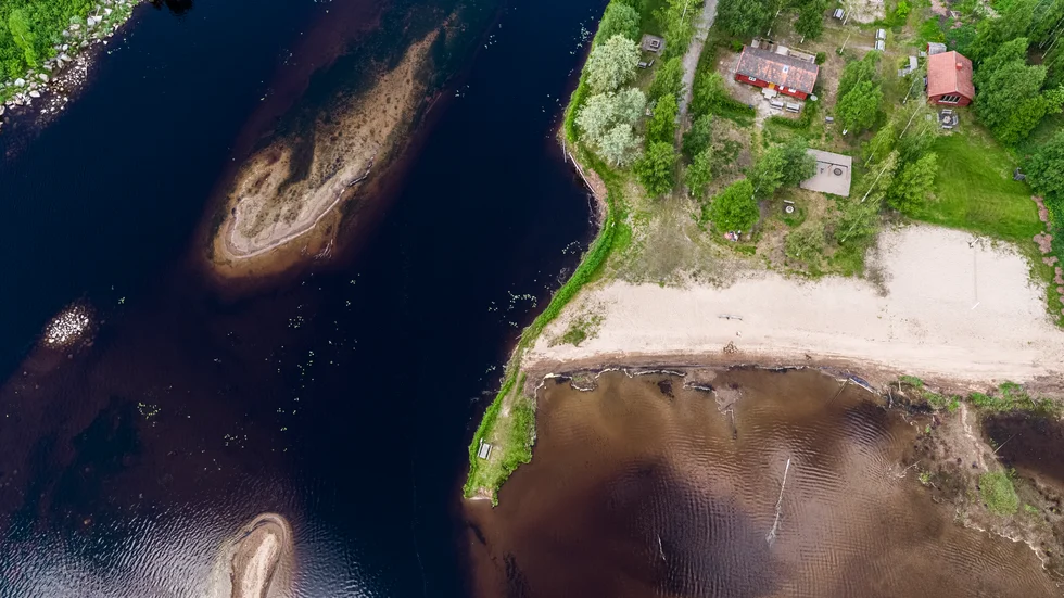 En plats för såväl vattenlekar som aktiviteter på land. Populärt utflyktsmål bland både bybor och stadsbor vid älvens mynning.