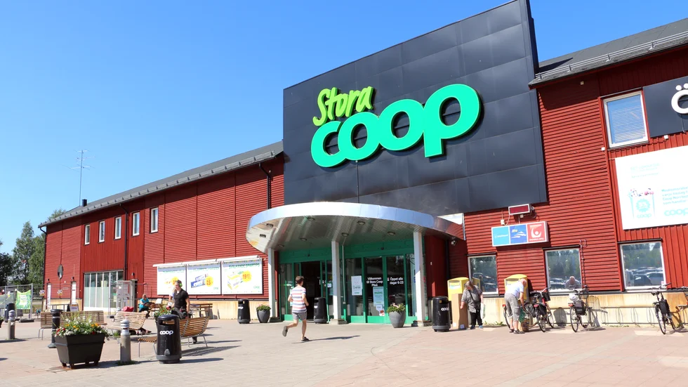 För en månad sedan sänkte Coop priserna på frukt, grönt och bär med 12 procent, nu har priserna höjts igen. (Arkivbild)