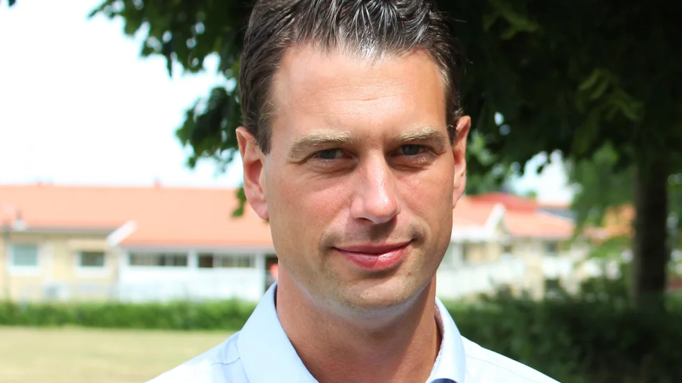 Socialchefen Joakim Nyman är bekymrad inför sommarens semesterperioder. Än saknas vikarier som kan täcka upp bemanningen när ordinarie personal går på semester.