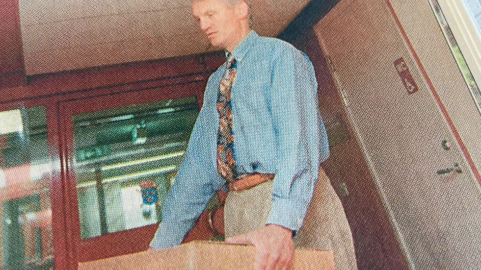 Kuriren för 25 år sedan: Stefan Odell har tvingas sno ihop flyttkartongerna hemma och hyra flyttbilen själv när åklagarna tvingas flytta från Katrineholm till Nyköping.