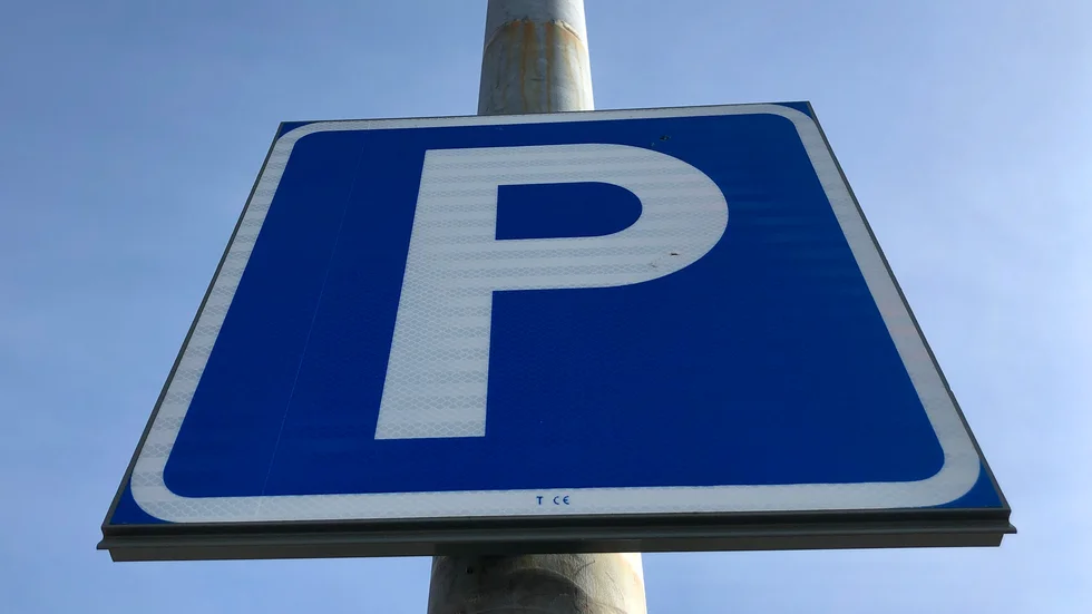 Det var på en parkeringsplats utanför en matbutik som mannens bil ska ha utsatts för skadegörelse. 