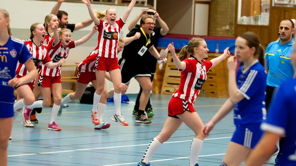 Steg fyra. Vadstena HF har slagit Torslanda med 16-11 och det är vilt jubel i Vadstena sporthall. VHF har mot alla odds gått vidare till sista steget i ungdoms-SM.