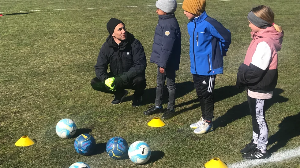 LSW:s förre spelare Mattias Kåberg instruerar barnen inför nästa övning. Årets första Kul med boll på Mossen lockade ett 30-tal barn, med en del coronarestriktioner. Knatteverksamheten är efterlängtad. 