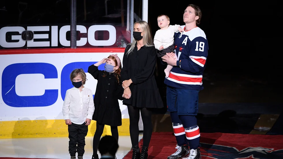 Washingtons center Nicklas Bäckström hyllades i hemmaarenan inför sin 1000:e NHL-match på torsdagskvällen. Här står han tillsammans med sonen Vince, till vänster, dottern Haley, sambon Liza Berg och dottern Alizee.