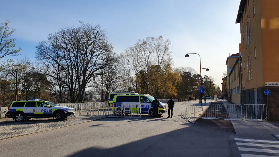 Polisen hade fortsatt bevakning vid Linköpings tingsrätt, när rättegången om de tre morden i Norrköping genomfördes på måndagen.