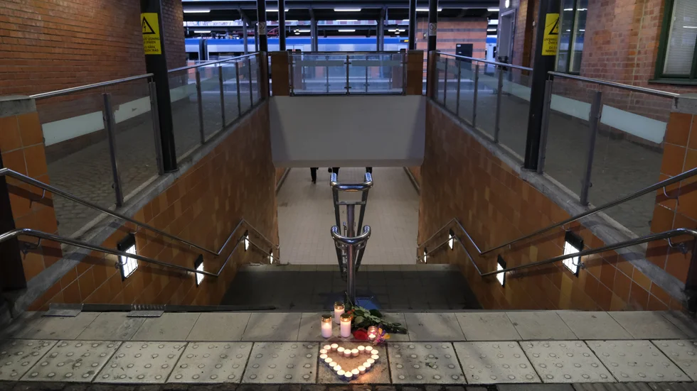 Mordet vid Linköpings resecentrum är ett av fem mord på kvinnor under bara de senaste veckorna. Nu är det hög tid för regeringen att agera, skriver debattörerna.